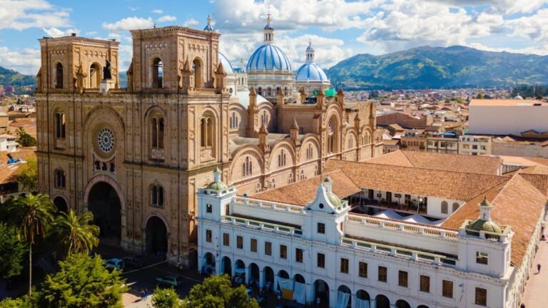 Vista aerea de las cúpulas de Cuenca en el Centro Histórico