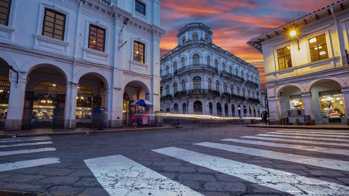 Edificios del centro de Cuenca de noche, la zona con más alquiler por días de la ciudad