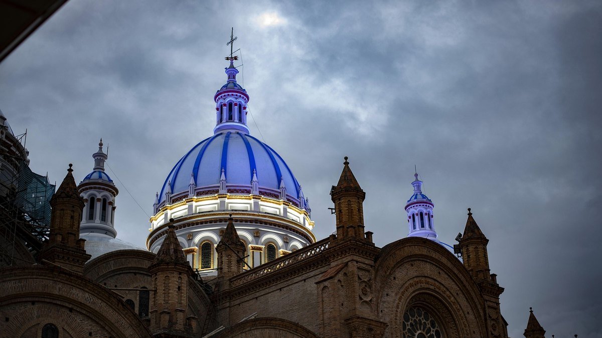Cúpulas de la catedral de Cuenca iluminadas de noche durante las fiestas de noviembre