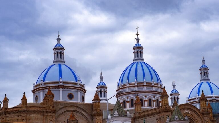 Cúpulas azules de la Catedral Nueva de Cuenca, Ecuador