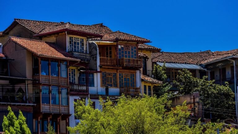 Casas tradicionales con balcones de madera y tejados de teja en el Centro Histórico de Cuenca, Ecuador